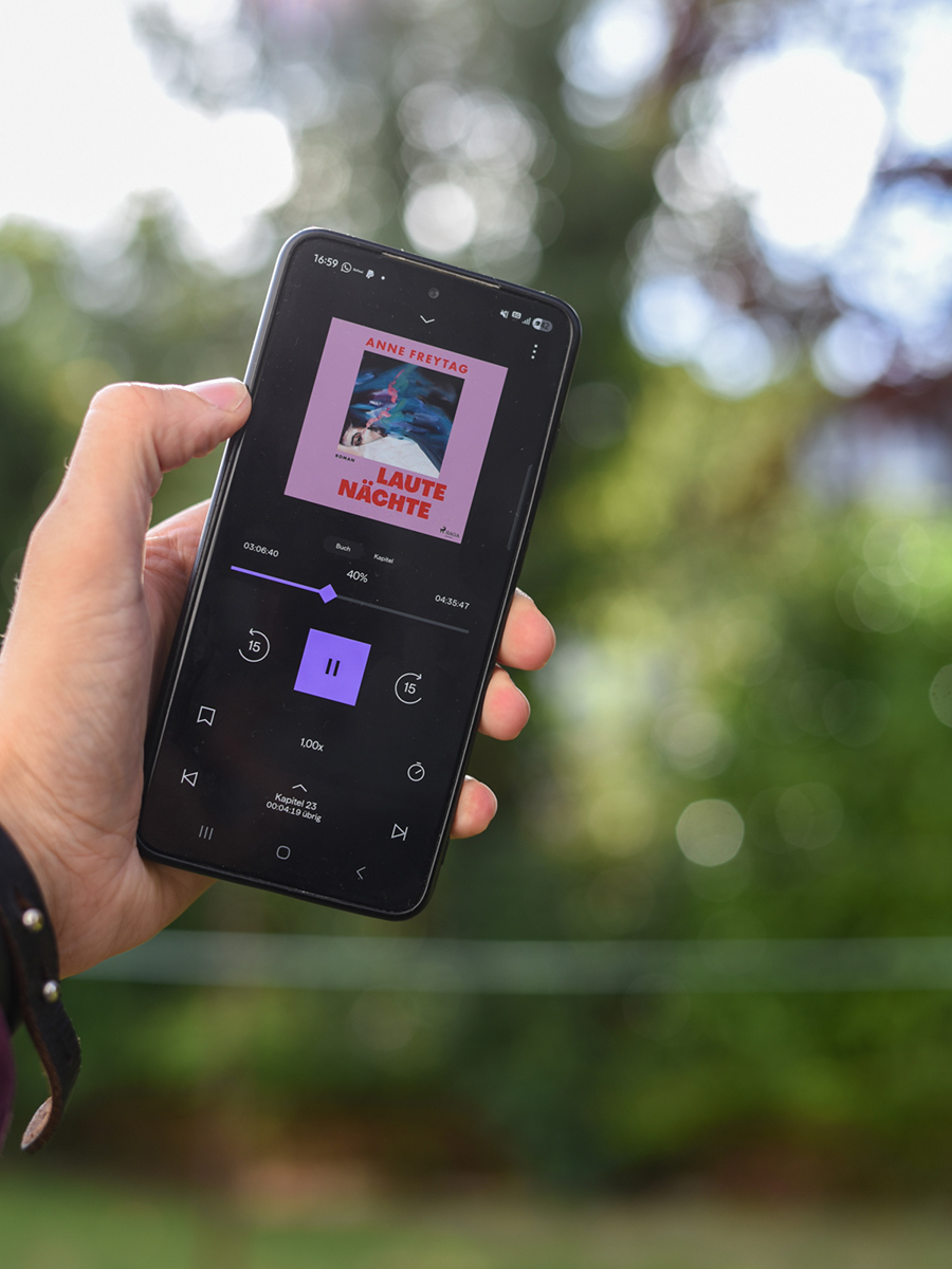Smartphone mit dem Hörbuch „Laute Nächte“ von Anne Freytag
