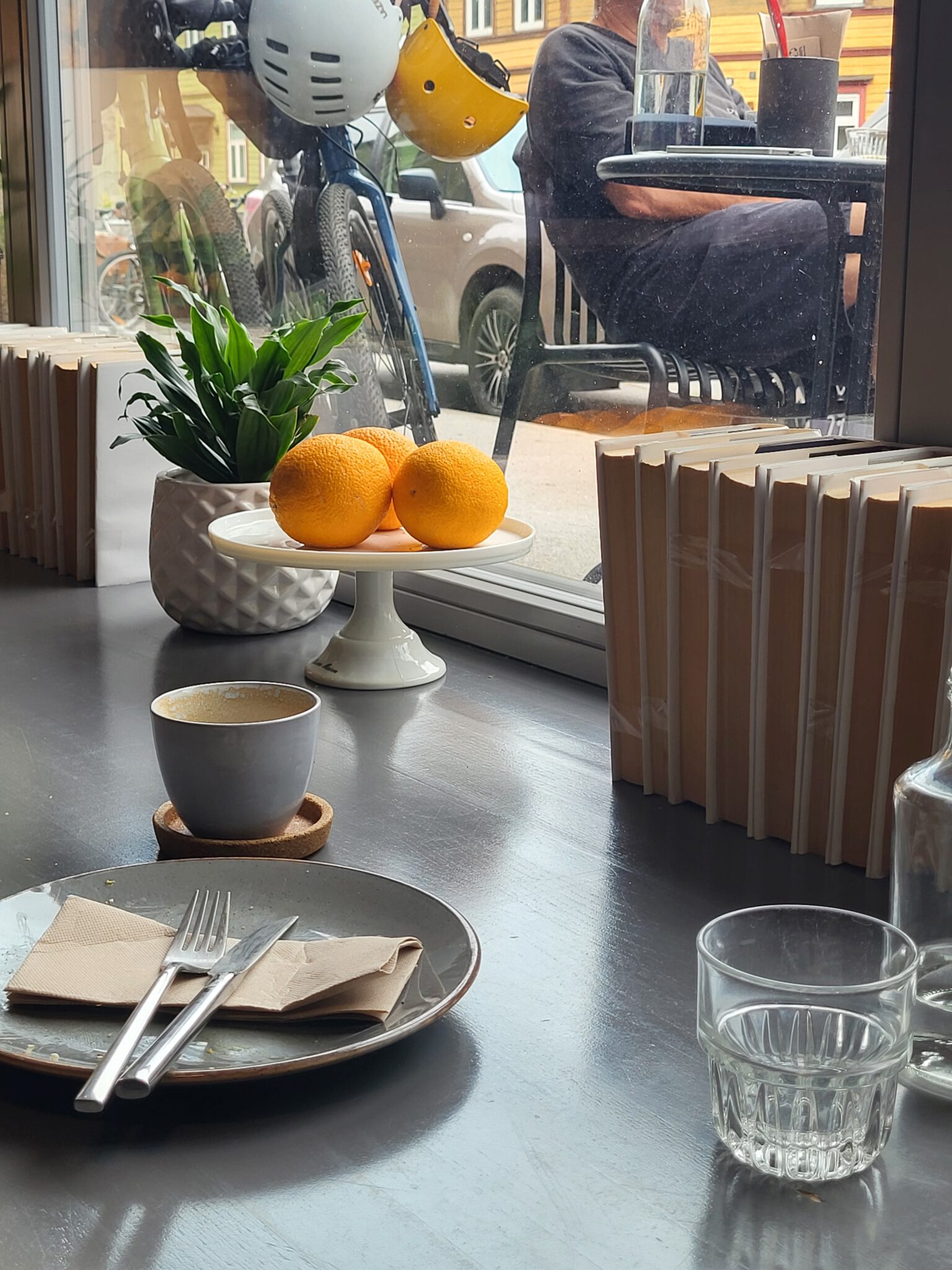 Tisch mit Pflanzen und Orangen im T35 Breakfast Club in Tallinn