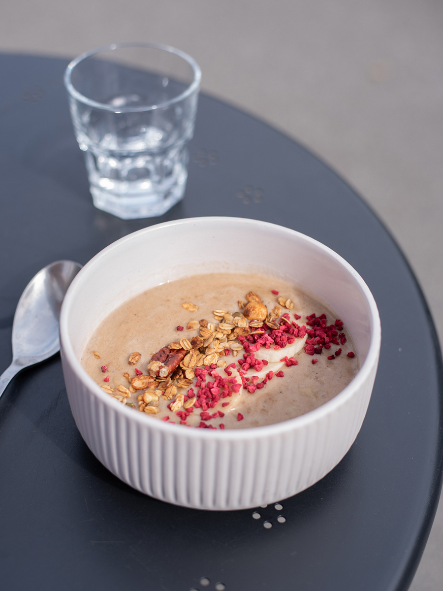 Banana Oatmeal mit Erdnussbutter im T35 Breakfast Club in Tallinn