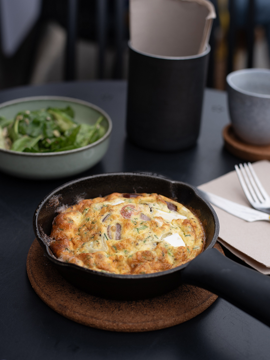 Greek Frittata mit Salat im T35 Breakfast Club in Tallinn
