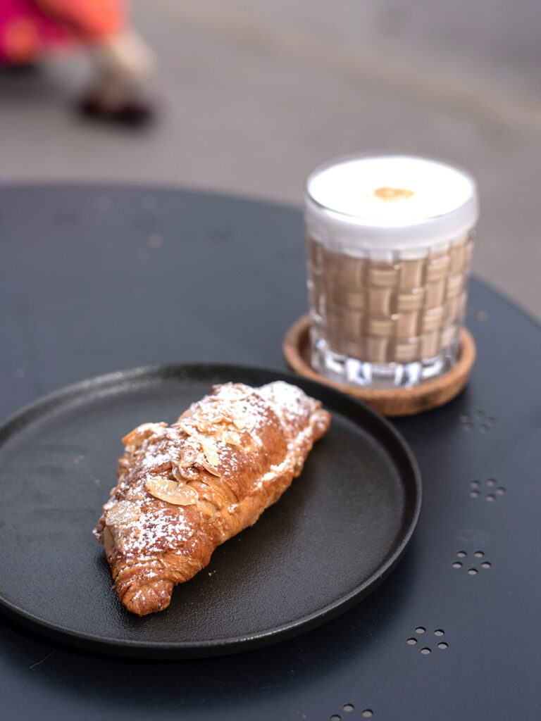 Mandelcroissant und Kaffee im T35 Breakfast Club in Tallinn