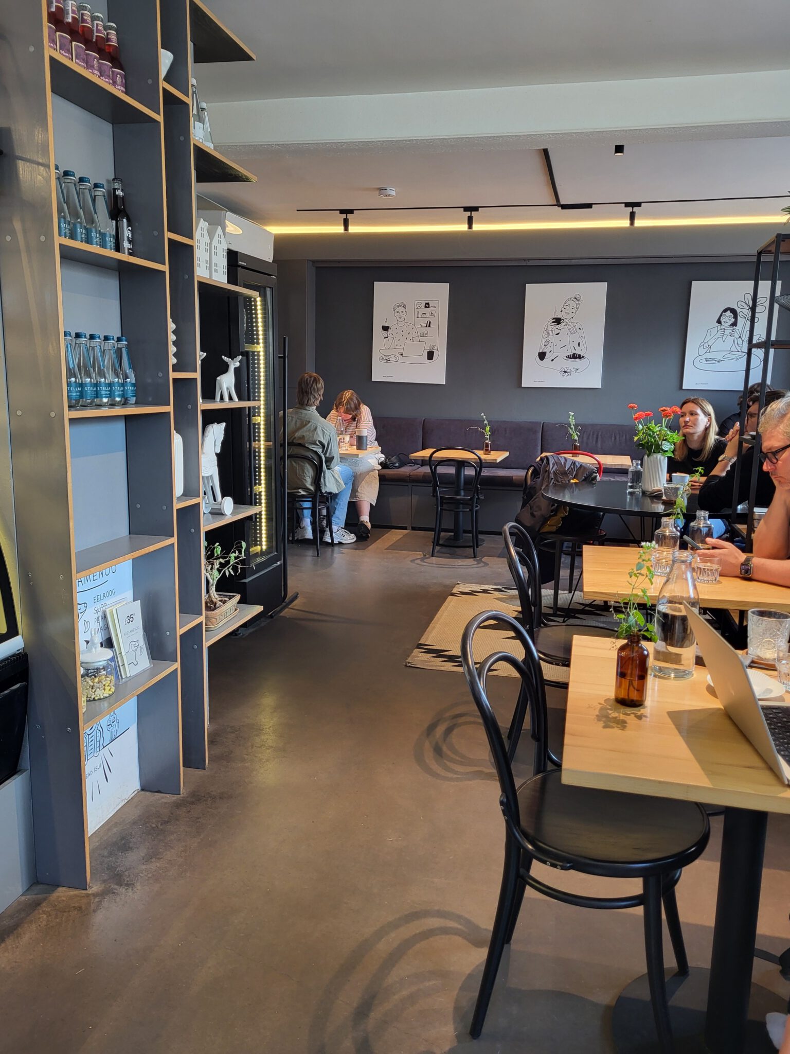 Innenraum des T35 Breakfast Club in Kalamaja, Tallinn