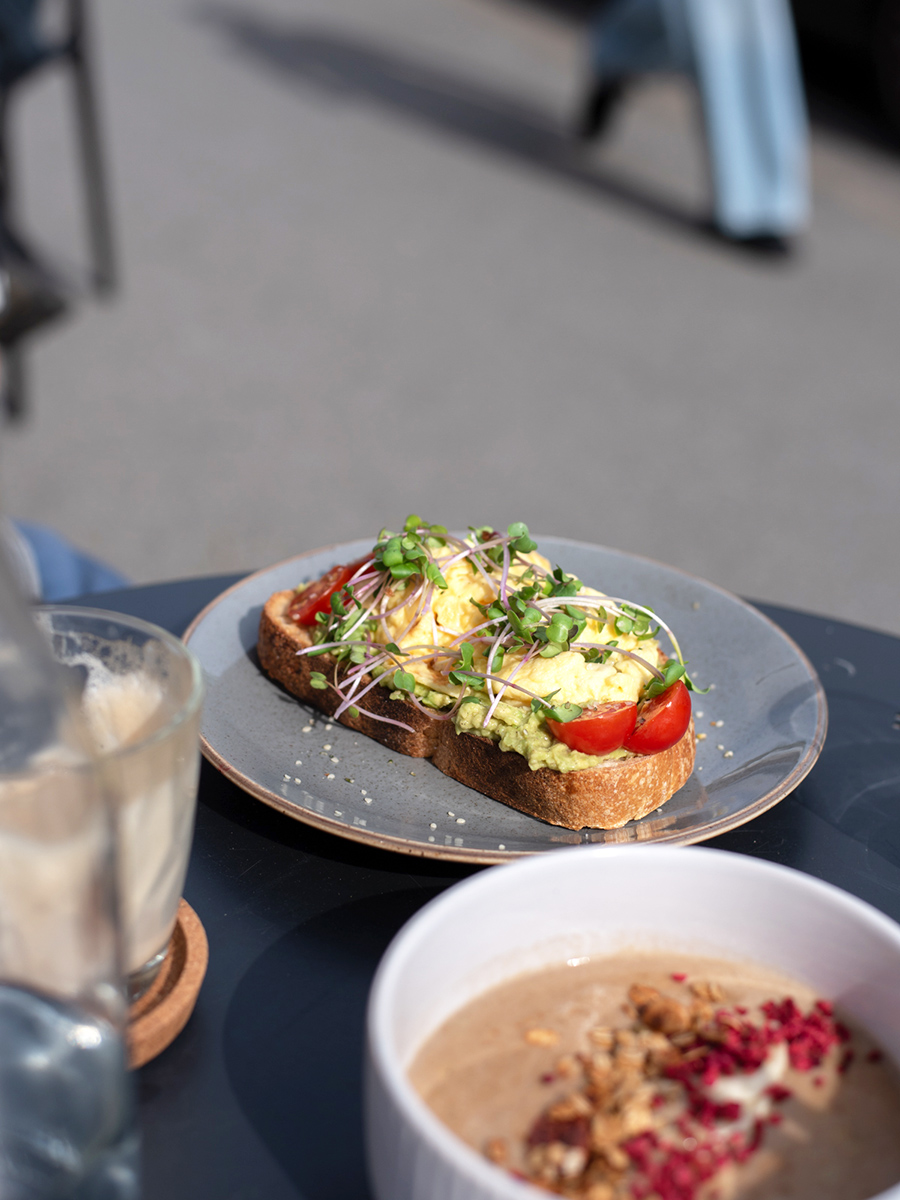 Porridge und Avocado-Toast im T35 Breakfast Club in Tallinn