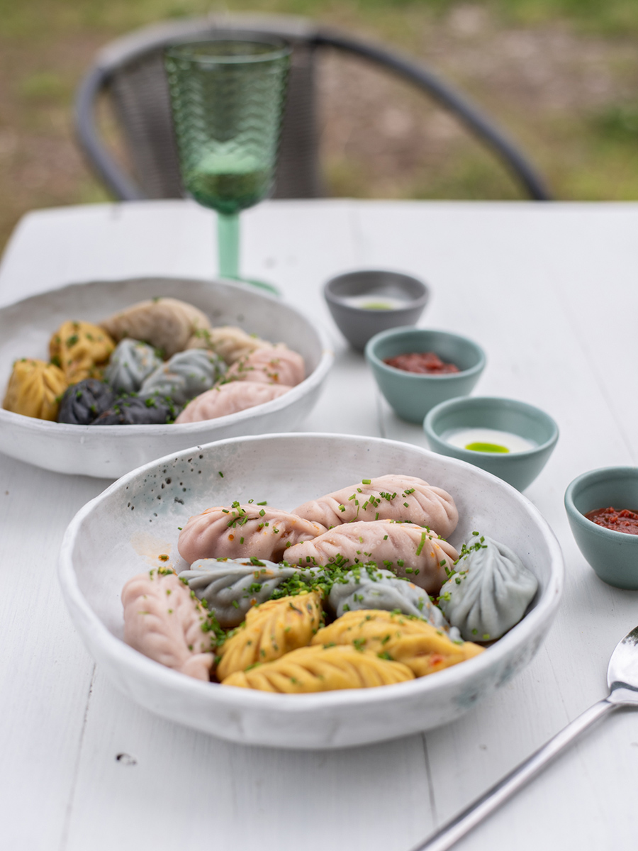 Bunte vegetarische Kurze mit verschiedenen Dips im Restaurant The Kurze in Tallinn