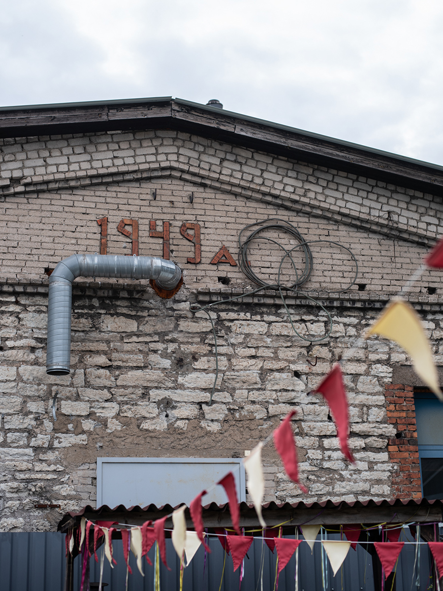 Altes Backsteingebäude mit der Jahreszahl 1949 auf dem Gelände von The Kurze in Tallinn
