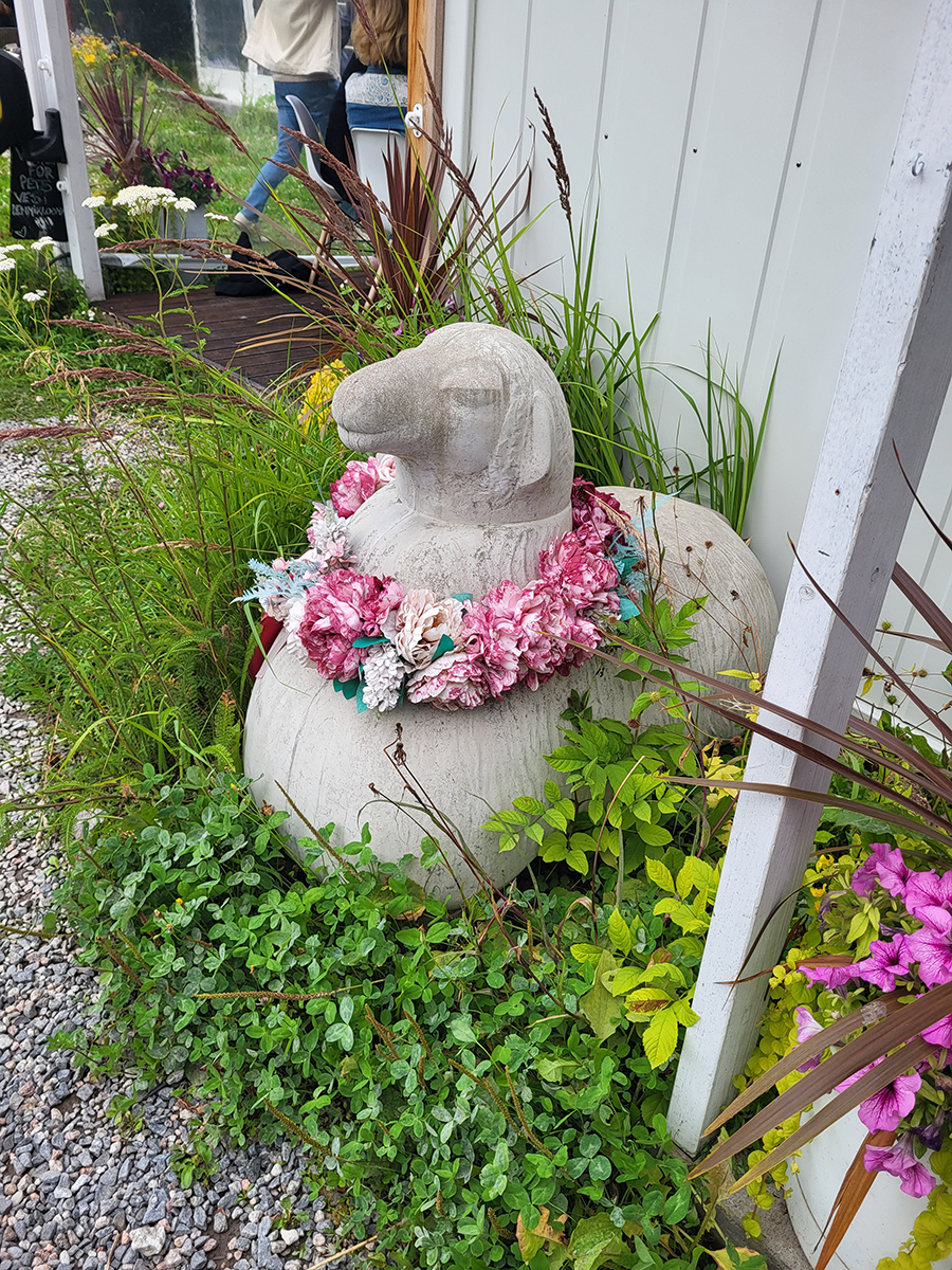 Dekorative Figur mit Blumen im Garten des Restaurants The Kurze in Tallinn