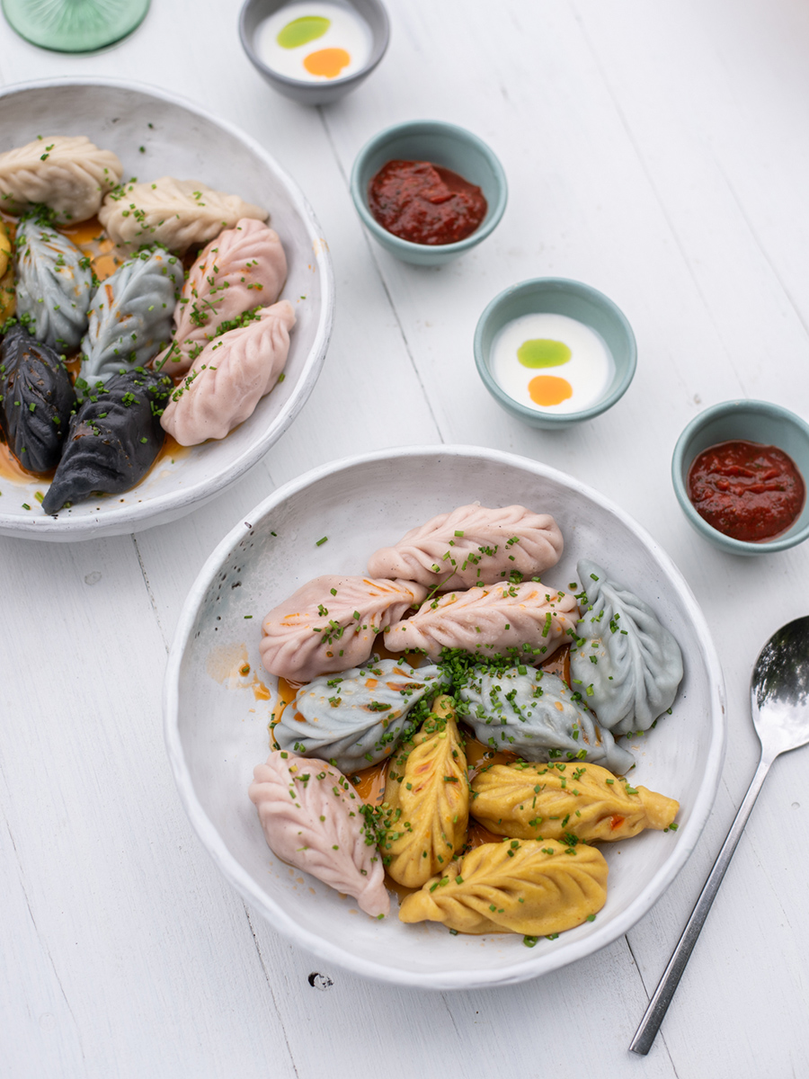 Schalen mit bunten Kurze und verschiedenen Dips im Restaurant The Kurze in Tallinn