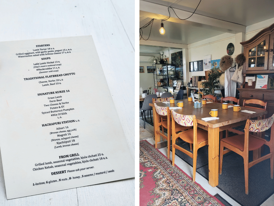 Innenraum des Restaurants The Kurze in Tallinn mit Holztischen, bunten Stühlen und Speisekarte an der Wand